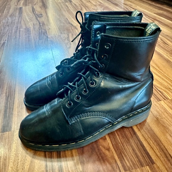 Dr. Martins Original boots Made in England 9m - Picture 2 of 8